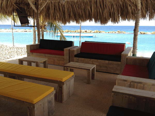 steigerhouten lounge set bank bij strandtent