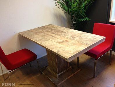 Steigerhouten tafel met kolompoot en vloerplaat