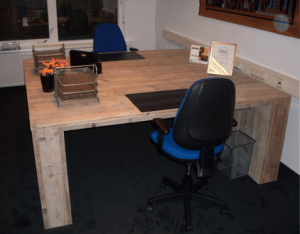 steigerhouten buro dichte zijkanten