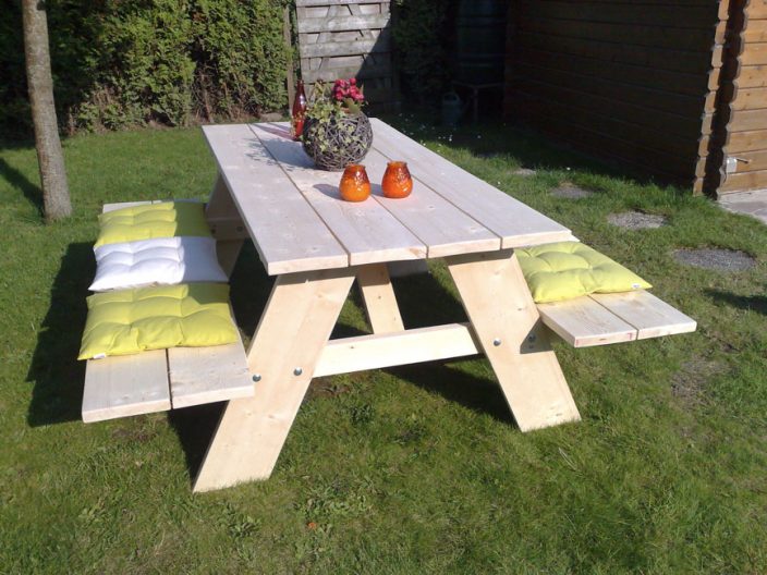 Steigerhouten picknicktafel Mayen (foto: nieuw hout)