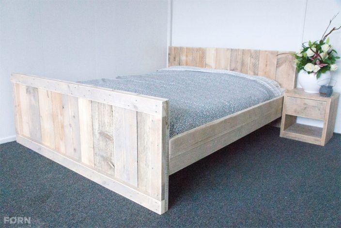 Steigerhouten bed Alna, twee persoons en op maat te maken.