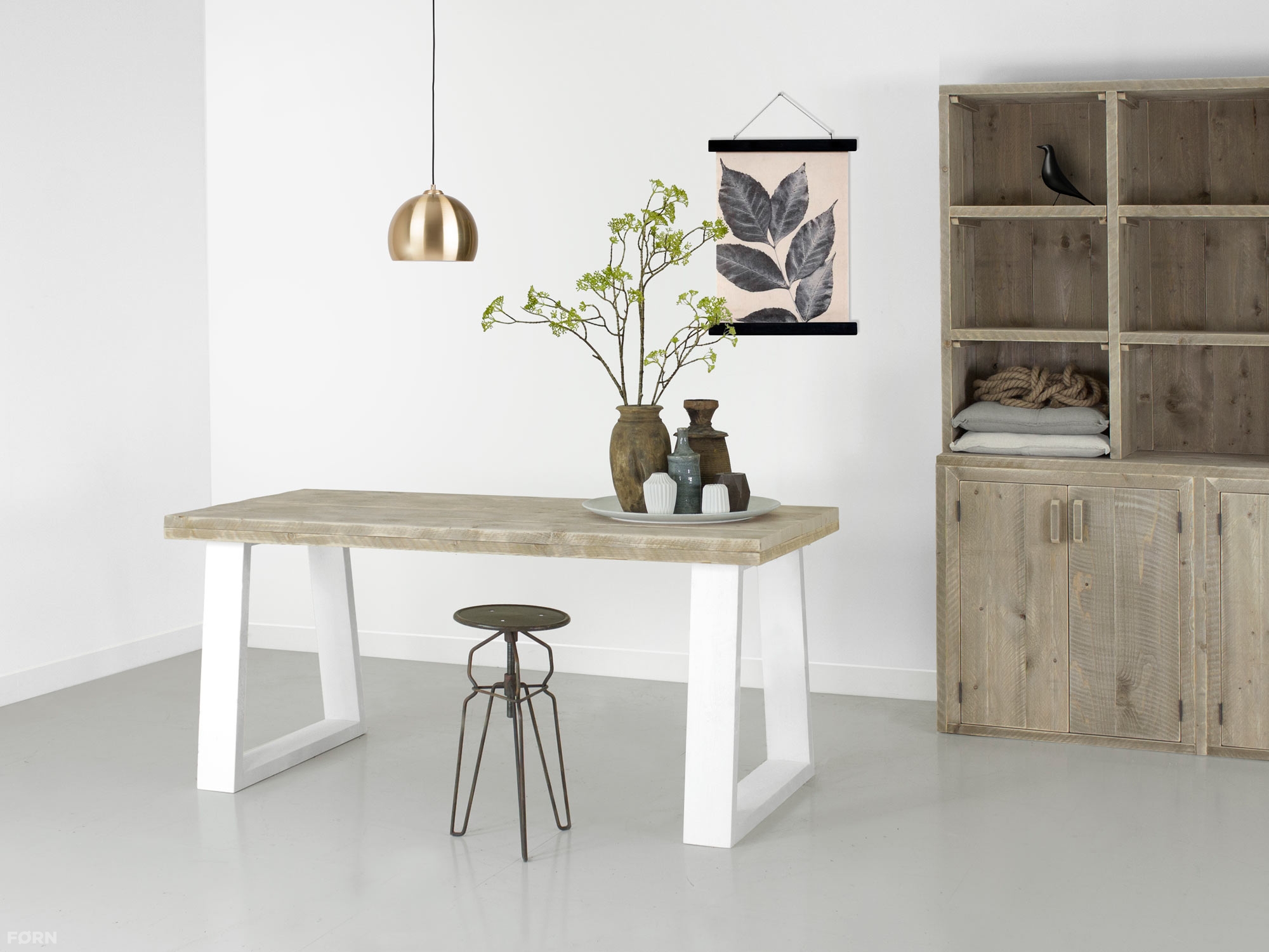 Nieuw Tafel met witte schuine poten en een steigerhouten blad | FØRN RB-65