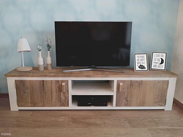 landelijk TV meubel van steigerhout