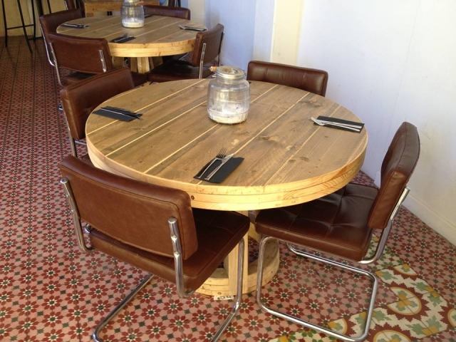 Ronde horeca tafel steigerhout restaurant Curacao