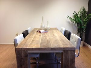 Tafel van steigerhout gemaakt van dikke planken