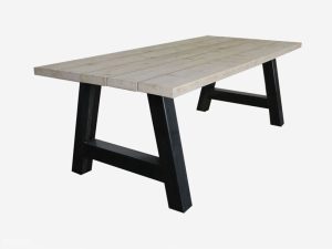 A poot eettafel met stalen poten en houten blad