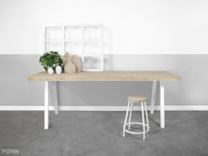 Industriele tafel met witte stalen poten
