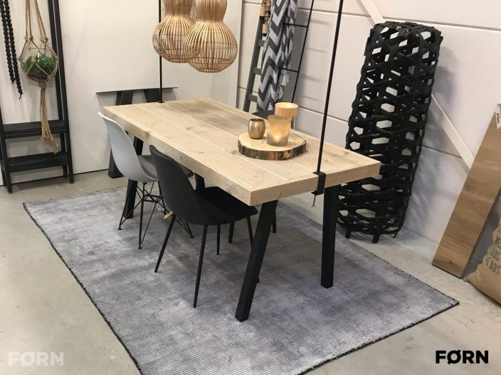 Steigerhout tafel industrieel zwarte poten